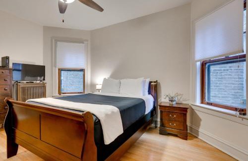 Rogers Park Apartment | Lovely Near Loyola - Enjoy the Wonderful Outdoor Space and Sun Room - Room for the Whole Crew apts