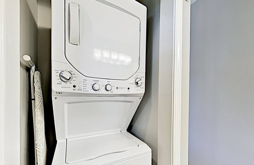 Woodfin Cabin | Lovely New Cottage with Deck & Firepit | Minutes to Town & Adventures