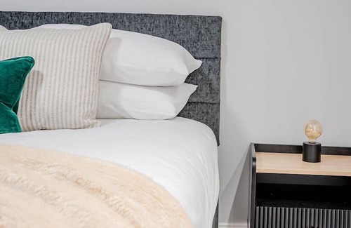 Evesham Apartment | Lovely One Bed Town Centre Studio