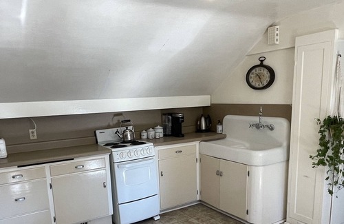 Manito Apartment | Lovely One Bedroom in Fun Neighborhood Close to Downtown