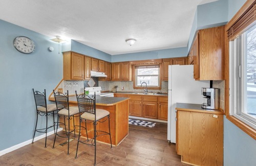 Wyoming House | Lovely PET FRIENDLY three bedroom in desirable Urbandale Location! by RedAwning