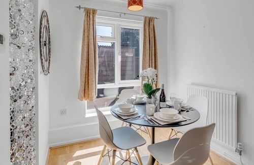 Norwich Apartment | Lovely quite 2 bedroom apartment with free parking