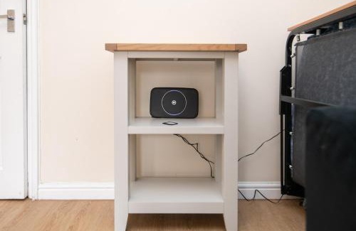 Tipton House | Lovely refurbed 4 bed house in Black Country