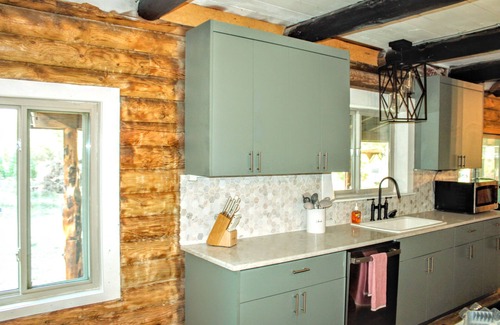 Crawfordsville House | Lovely Renovated and Secluded Log Cabin with pickleball court