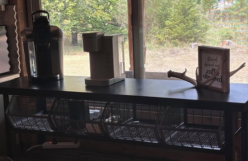 Crawfordsville House | Lovely Renovated and Secluded Log Cabin with pickleball court