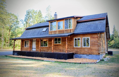 Crawfordsville House | Lovely Renovated and Secluded Log Cabin with pickleball court