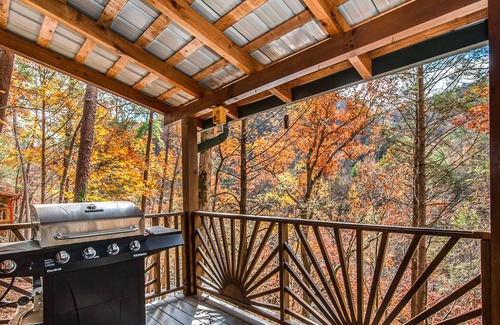 Townsend Cabin | Lovely riverfront home w/water views from balcony, WiFi, firepit, gas fireplace