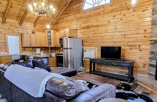Townsend Cabin | Lovely riverfront home w/water views from balcony, WiFi, firepit, gas fireplace