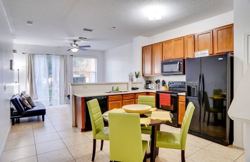 Crestwynd Bay House | Lovely Town House near Disney, Fits 8 people