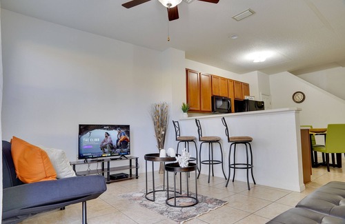 Crestwynd Bay House | Lovely Town House near Disney, Fits 8 people