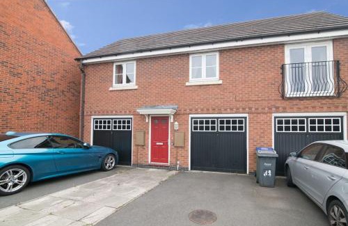 Tipton House | Lovely Two Bed detached house with Parking