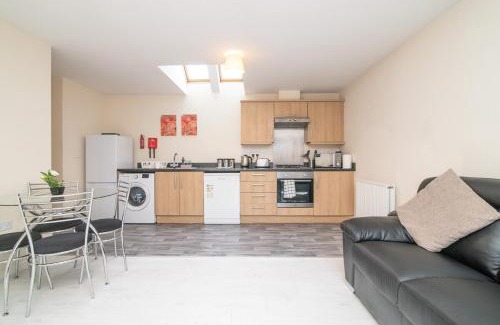 Tipton House | Lovely Two Bed detached house with Parking