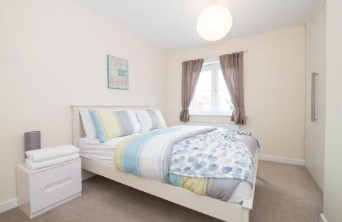 Tipton House | Lovely Two Bed detached house with Parking