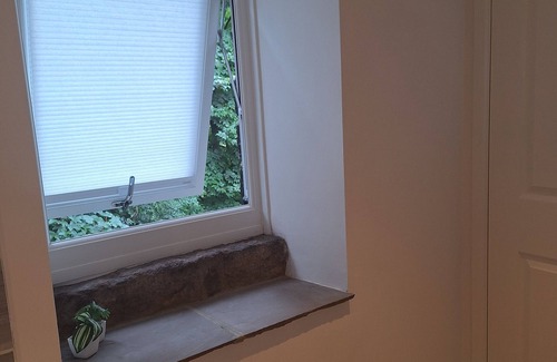 Ingrow Cottage | Lovely Two Bedroom Cottage w/Garden Patio - Free Parking - Pets Welcome