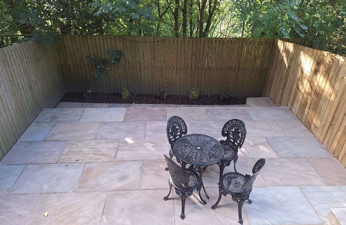 Ingrow Cottage | Lovely Two Bedroom Cottage w/Garden Patio - Free Parking - Pets Welcome