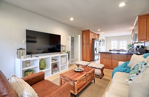 Oxnard Shores House | Lovely vacation home - 10-min walk to the beach!