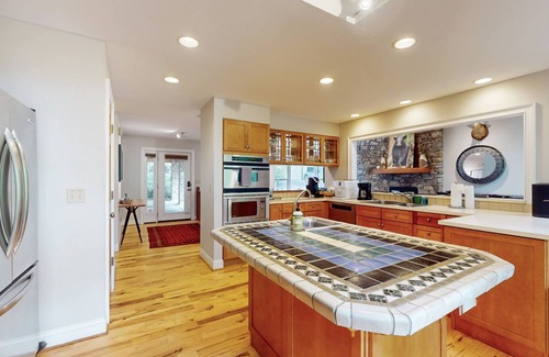 Hendersonville Cottage | Lovely wooded retreat with flagstone patio and mile-long trail