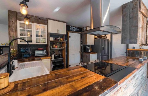 Pointe-au-Chene Ski Chalet | LoveNestChalet | Hot tub & Fireplace | Lake & Mountain