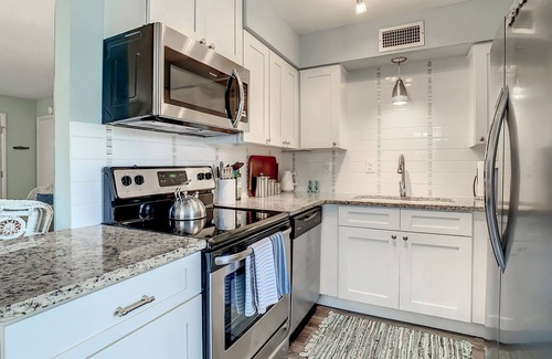 St. Augustine Beach House | LOW TIDE - 2 Beds/1 Bath - Pet Friendlyn