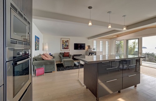 Gibsons House | Lower Gibsons Beachfront Ocean 3 Br Home,- Hot tub, Fire Bowln Walk to Town