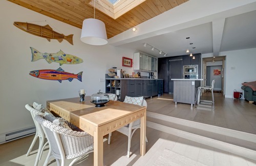 Gibsons House | Lower Gibsons Beachfront Ocean 3 Br Home,- Hot tub, Fire Bowln Walk to Town