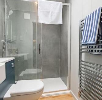 Grimsby Ski Chalet | Lowfield Lodge & Hot Tub - Humberston Fitties Beach