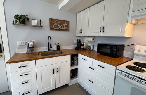 Loyal Heights Apartment | Loyal Sunset Suite: Spacious Studio Apt in Seattle - by breweries and beaches!