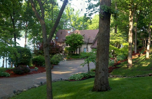 Camdenton House | LOZ Family Fun Lakefront Vacation Home #1, 5000sf, 6 bdr, 4 bath, 1 is ADA