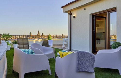 Oeste House | Lujoso Ático con Vistas 2 Dormitorios Centro +a/c