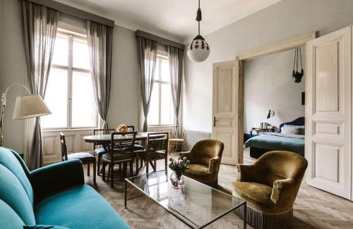 Palace District Apartment | Lujza Vintage Apartment 3 BEDROOM, 1 LIVINGROOM, 2 BATHROOM FREE AC 75sq DT Wifi