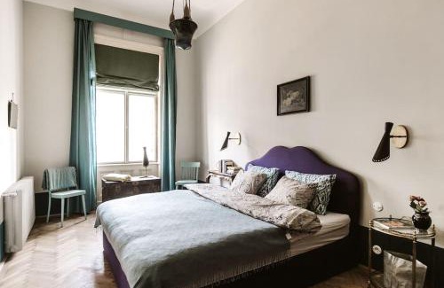 Palace District Apartment | Lujza Vintage Apartment 3 BEDROOM, 1 LIVINGROOM, 2 BATHROOM FREE AC 75sq DT Wifi