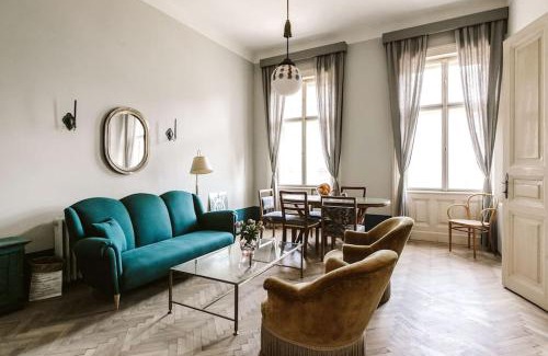 Palace District Apartment | Lujza Vintage Apartment 3 BEDROOM, 1 LIVINGROOM, 2 BATHROOM FREE AC 75sq DT Wifi