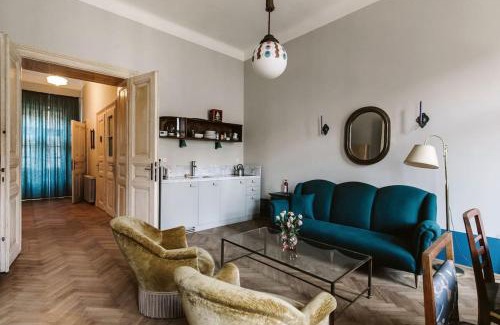 Palace District Apartment | Lujza Vintage Apartment 3 BEDROOM, 1 LIVINGROOM, 2 BATHROOM FREE AC 75sq DT Wifi