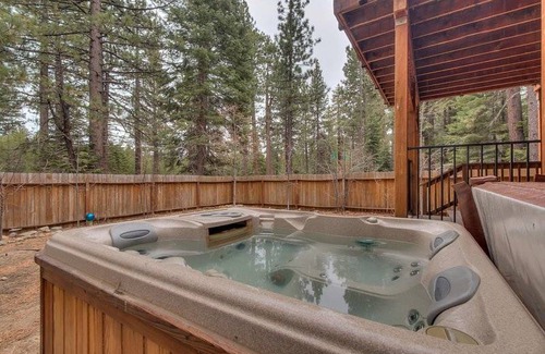 Tahoe Island House | Lukins Lodge by the Lake Hot Tub