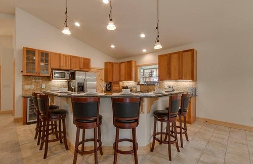 Tahoe Island House | Lukins Lodge by the Lake Hot Tub