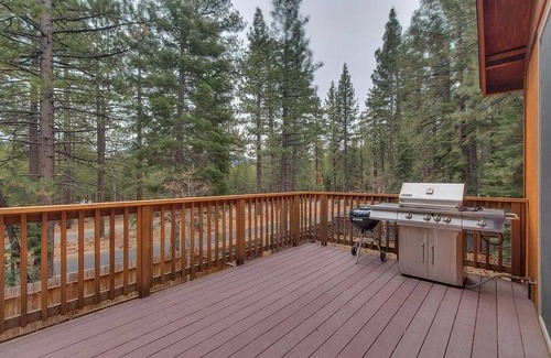 Tahoe Island House | Lukins Lodge by the Lake Hot Tub