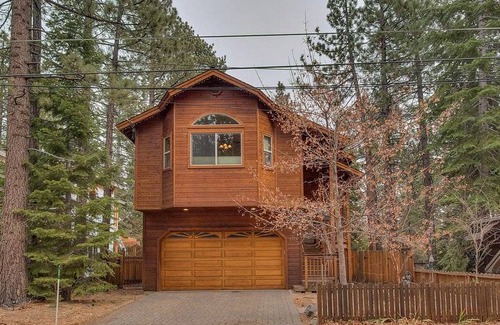 Tahoe Island House | Lukins Lodge by the Lake Hot Tub