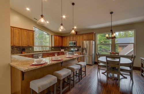 Tahoe Keys House | Lukins Mountain Modern 4BR,3BA, Hot Tub