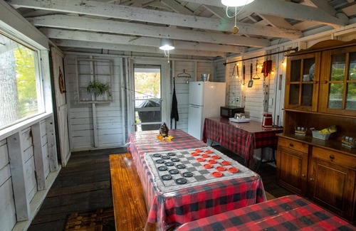 Sevierville Cabin | Lumberjack Family Retreat I Putt Putt I Pool Table I Darts I Hot Tub I Firepit