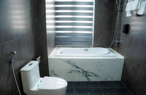 Ha Dong Hotel | Lumi Sky Hotel HN by BAY LUXURY