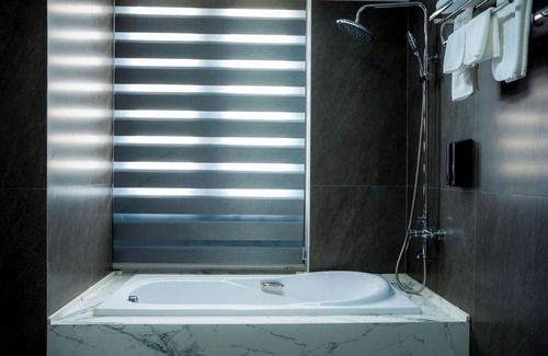 Ha Dong Hotel | Lumi Sky Hotel HN by BAY LUXURY