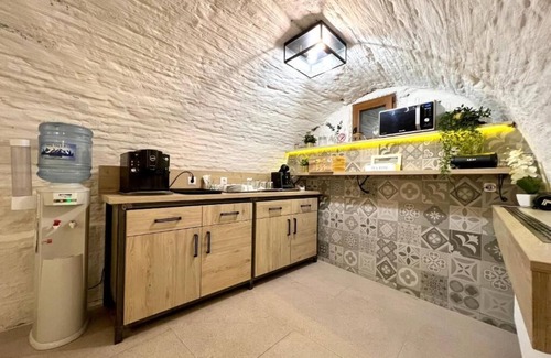 Historic Center Hotel | Lumiere House Sibiu-Habitación con cama extragrande.