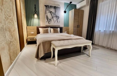 Historic Center Hotel | Lumiere House Sibiu-Habitación con cama extragrande.