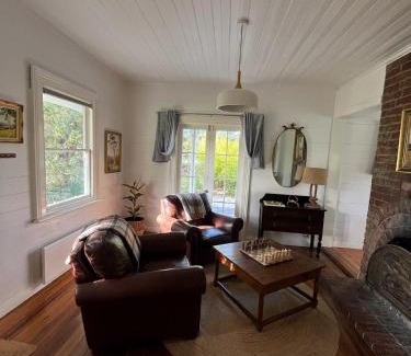 Great Bay House | Lumsden Cottage - Historic Stay in Bruny Island