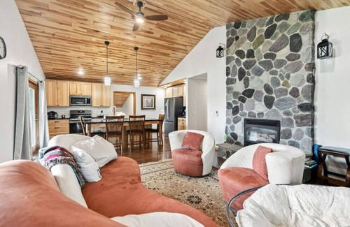 Weirgor Cabin | Lunar Lodge on Windfall Lake