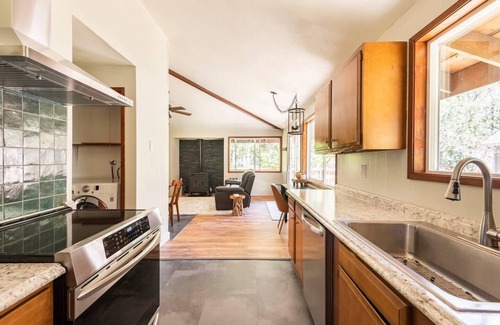 Mount Hood Village House | Lupine Glen: Community Pool, Wifi, Fire, Deck!