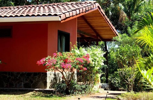 Miramar Apartment | LUSH APARTMENT, SWIMMINGPOOL WITH GREAT OCEANVIEW