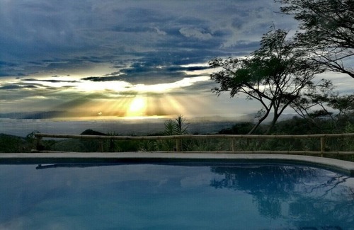 Miramar Apartment | LUSH APARTMENT, SWIMMINGPOOL WITH GREAT OCEANVIEW