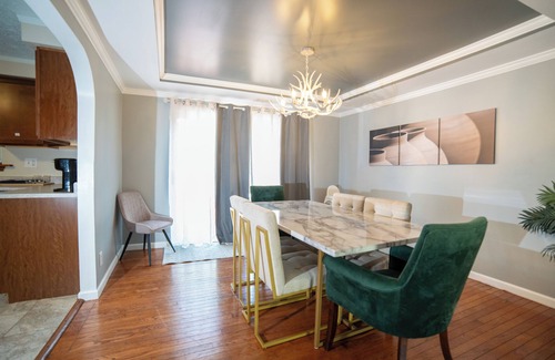 Mason House | Lush Hideaway: Serenity with Hot Tub and Pool, 6 mins from Kings Island