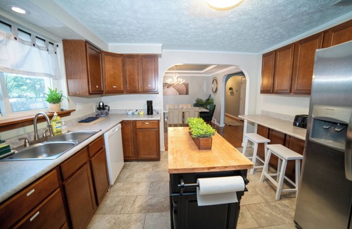 Mason House | Lush Hideaway: Serenity with Hot Tub and Pool, 6 mins from Kings Island